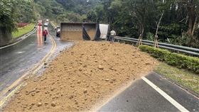 天雨路滑又煞車失靈！苗栗砂石車橫躺路中