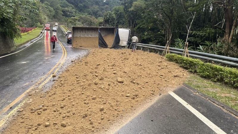 天雨路滑又煞車失靈！苗栗砂石車橫躺路中