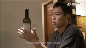 楊祐寧要朋友輪流拿紅酒瓶感受類似胎盤的重量（圖／翻攝微博）