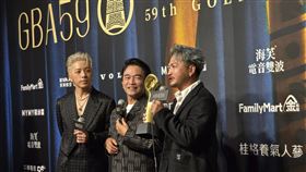 《綜藝玩很大》榮獲第59屆金鐘獎「最具人氣節目獎」，左起坤達、吳宗憲、KID。（圖／好看娛樂提供）