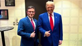 美國聯邦眾議院議長強生（左）近期處理臨時撥款法案的方式，據傳引起總統當選人川普（右）、及部分共和黨同僚不滿。（圖取自facebook.com/MikeJohnsonLA04）