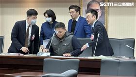 ▲眼睛手術後首露面，吳宗憲主持程序委員會（圖／記者詹宜庭攝影）
