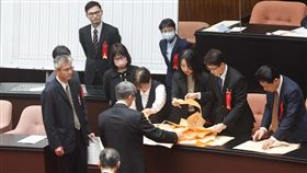 司法院人事同意權案　被提名人全遭否決（3）立法院會24日進行司法院大法官人事同意權案投票，7位被提名人全遭否決。圖為議事人員進行計票作業。中央社記者吳家昇攝　113年12月24日