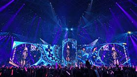 OPPO邀知名藝人攝影師三角持Find X8 Pro拍攝演唱會花絮。