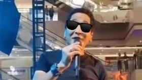 齊秦的近況照明顯發福不少，嚇壞許多網友。（圖／翻攝自微博）