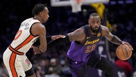 ▲詹姆斯（LeBron James）28分「大三元」，湖人不敵活塞。（圖／美聯社／達志影像）