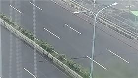 新店北新橋斷出現裂縫 （圖／翻攝自「我們是新店人!! 好山好水，就是愛新店」）