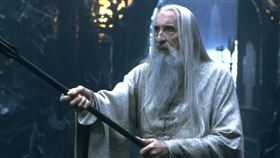 《魔戒：洛汗人之戰》「白袍巫師」薩魯曼。（圖／華納提供）