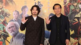 （左起）磯村勇斗、導演曾利文彥來台宣傳電影《八犬傳》。（圖／記者鄭孟晃攝影）