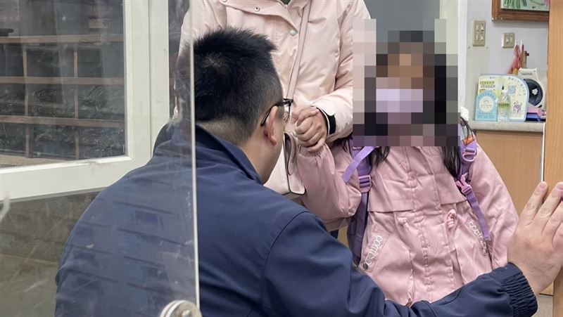 國小女童偷拿鉛筆盒！被母帶到派出所教育