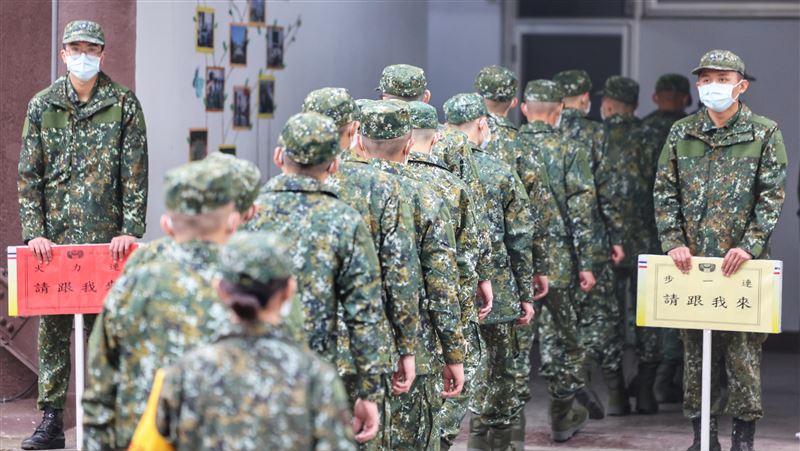 內政部預告修法,加嚴僑民役男緩徵條件。圖為首梯1年期義務役男完成報到入伍。(圖/中央社)