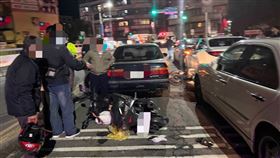 新北泰山連環車禍！駕駛「開一半突昏倒」失控撞4車　驚悚瞬間曝光了。（圖／翻攝畫面）