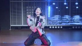 王奕跪地熱舞受傷。（圖／翻攝自微博）