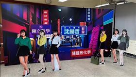 建中校友日前辦聚餐，菜單超色，現場還擺放北一女中、中山女高、景美女中的正妹人形立牌陪吃。（圖／翻攝threads）
