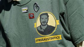 失蹤記者泰斯（胸口圖章）的母親黛布拉（Debra Tice）為了找回兒子四處奔波。（圖／路透社／達志影像）