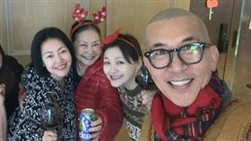 ▲小S和家人歡度平安夜，大S驚喜現身和老公放閃。（圖／翻攝自小S 徐熙娣Facebook）