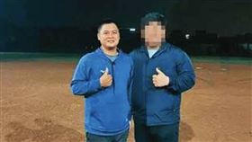 松姓教練（左）訓練出許多優秀選手，在棒球圈頗具知名度。（翻攝畫面）