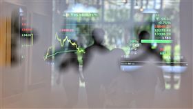 金管會救市2招上路  黃天牧：緊盯台股價量表現全球籠罩經濟衰退陰霾，股市陷入震盪，金管會10月起祭出限制借券並拉高融券保證金成數的救市新措施，金管會主委黃天牧3日表示，金管會將緊盯台股價量表現，盼新措施可適度穩定股市。圖為台灣證券交易所。中央社記者趙世勳攝  111年10月3日