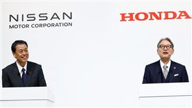 日產社長內田誠（左）與本田社長三部敏宏（右）預計最晚明年6月簽署正式合併合約。（圖／路透社／達志影像）