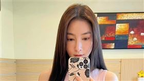 張家瑋人在東南亞放送辣照，性感身材超惹火。（圖／翻攝臉書）