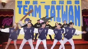 總統府內重現12強賽加油團應援氣氛（2）總統賴清德（後中）、副總統蕭美琴（後右2）26日接見勇奪世界12強棒球賽冠軍的台灣隊，與總教練曾豪駒（後左2）、隊長陳傑憲（後左）等人在應援團隊帶領下，於總統府重現熱情加油氣氛。中央社記者徐肇昌攝  113年11月26日