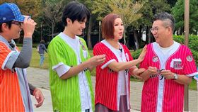 利菁(右2)當場開撩小鮮肉鄭彫秦(左2)。(圖／中視提供)