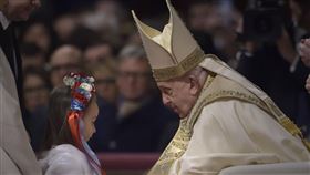 教宗方濟各24日在梵蒂岡聖伯多祿大教堂主持平安夜彌撒。（圖／美聯社／達志影像）