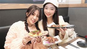 樂天女孩和名古屋觀光文化交流局觀光推廣課的課長一同合照。（圖／樂天桃猿提供）