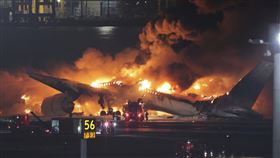 海保機機長，聽錯指令，導致兩機衝撞，公布東京羽田機場，日航（JAL）「撞機錄音檔」　3大因素釀悲劇（圖／美聯社／達志影像）