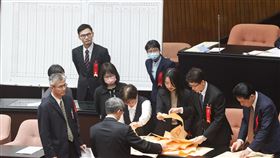 司法院人事同意權案　被提名人全遭否決（3）立法院會24日進行司法院大法官人事同意權案投票，7位被提名人全遭否決。圖為議事人員進行計票作業。中央社記者吳家昇攝　113年12月24日