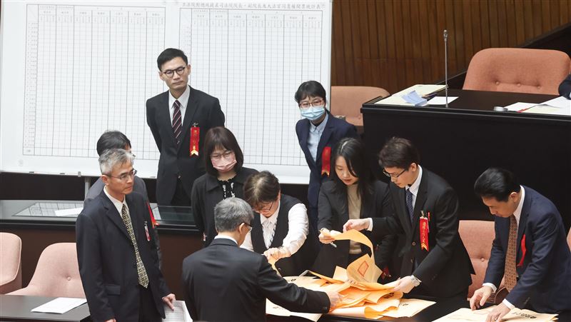 他揭大法官任命證實：跟民眾黨合作太噁心