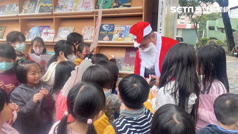 外師領小學生唸英文繪本　行動車變裝過節