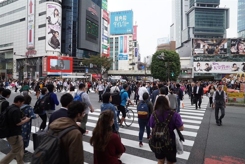 居留在日本的外國人更是超過376萬人,佔總人口數的3%。(圖/pixabay)