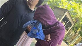 ▲檢警兵分6路搜索，帶回曾替雞排妹辯護的知名律師陳克譽。（圖／翻攝畫面）