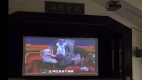 板橋435藝文特區觀看文化局放映《聖誕快遞》兒童電影，居然全程使用簡體字幕。（圖／新北市議員顏蔚慈辦公室提供）