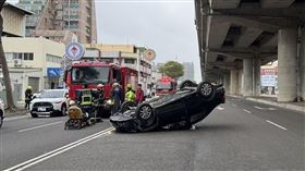 台中梧棲翻車事故！轎車四輪朝天橫躺路中