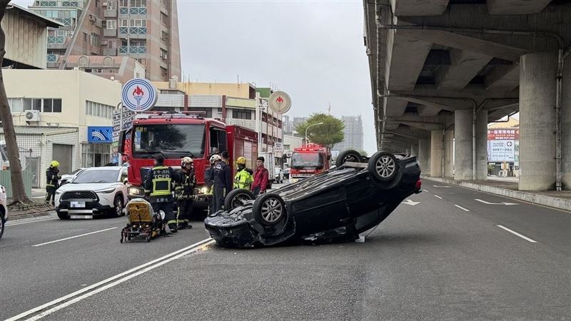 台中梧棲翻車事故!轎車四輪朝天橫躺路中