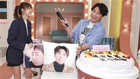 梁赫群(右)幫嚴立婷慶生。(圖/民視提供)
