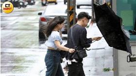 男網友颱風假用特休抵掉，導致無特休可請，只能請事假，因此沒有全勤。（圖／翻攝自CTWANT）