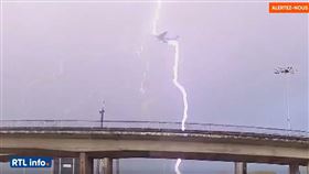 貨機遭雷擊，畫面曝　英國途易航空（TUI Airways）被擊中，乘客聞到燒焦味，返航(圖／翻攝自RTL info)