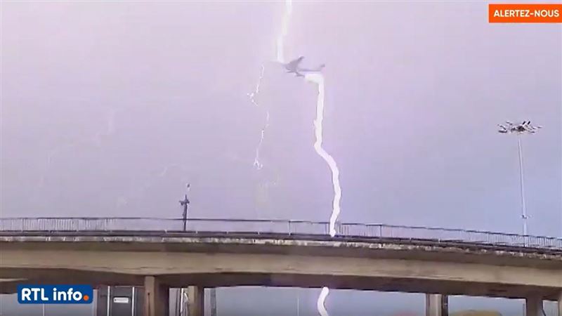 客機遭雷擊「飄焦味」　雷貫穿貨機畫面曝
