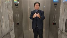 王必勝發文照片中西裝照瘦出新高度，不少網友讚許。（圖／翻攝自網必勝臉書）