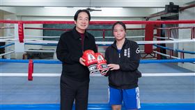 賴清德前往彰化縣成功高中關懷「2024總統教育獎」得主何姍頤同學、拳擊（圖／總統府提供）