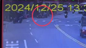 新北市新店區今天（25日）下午1時許發生一起工人墜樓意外，一名馮姓男子（73歲）在公寓修理門窗時，不慎從4樓墜落，壓到一名恰巧騎機車路過的徐姓男子（65歲），警消人員獲報場救援，馮姓工人意識昏迷，徐姓騎士輕傷，已分別送醫救治，詳細意外原因仍待釐清。