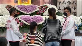 包泡棉自製護膝，徐姓水電工，命喪全聯惡火，母告別式上哭到癱軟I(圖／翻攝畫面)