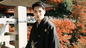 黃偉晉化身導遊帶大家去日本。（圖／八大提供）