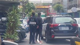 警方巡邏時機智發現路邊的黃男有異，才順利將2詐團份子狠逮。（圖／翻攝畫面）