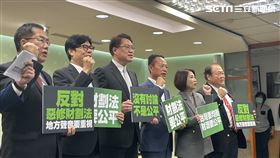 ▲民進黨縣市長針對財劃法惡修回應記者會，民進黨秘書長林右昌（中）與五縣市長首長喊口號（圖／記者高逸帆攝影）