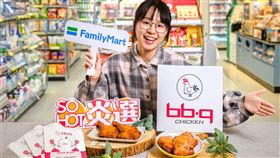 bb.q CHICKEN與全家便利商店聯名推出在韓國年銷超過千萬隻烤雞腿的「韓式火焰辣烤雞腿」和「燻香雞腿排」。（圖／品牌業者提供）