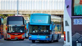 客運業國道運價喊漲  王國材傾向政府吸收（1）中華民國公共汽車客運公會全聯會已向交通部提出國道客運票價調漲案，最多漲3成。交通部長王國材25日表示，他是傾向由政府來吸收，目前初步是這樣，至於業者提的調漲方案，其實還要經過審議委員會審議。圖為新北市板橋客運站客運巴士進出。中央社記者王騰毅攝  112年10月25日